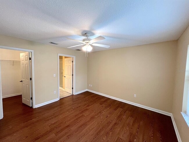 Building Photo - 122 Parkview Dr