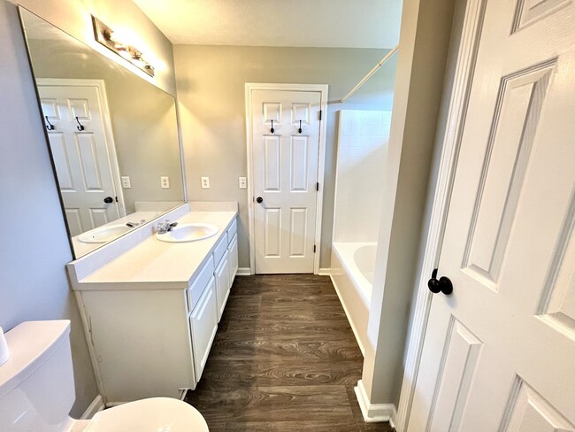 Building Photo - 4/2.5 Beautiful Nashville Craftsman in Nas...