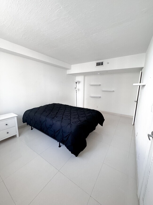 Building Photo - 3001 S Ocean Dr