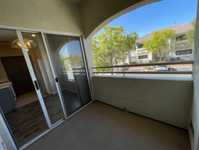 Building Photo - 2 Bedroom Summerlin Condo - Gated community