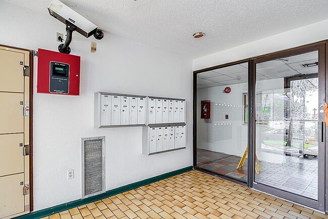 Building Photo - 2818 S Bartell Dr