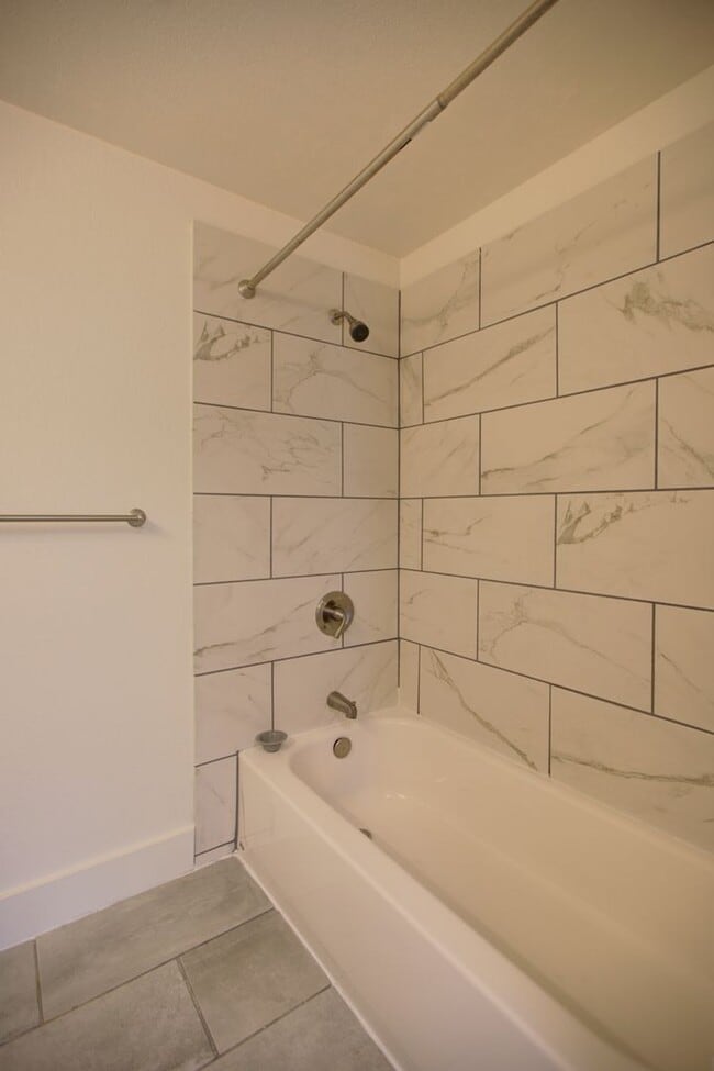 Building Photo - Large 2bd, 2ba Condo Available w/ Private ...