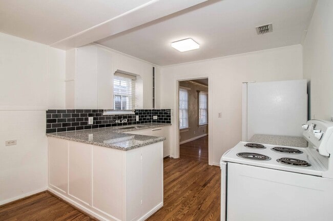 Building Photo - Charming Remodeled Bungalow - Arlington Heights - NEW PICTURES COMING SOON!