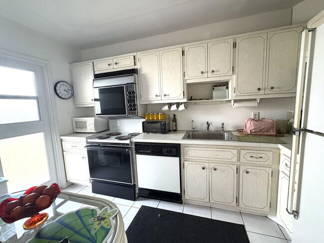 Building Photo - 2350 NE 14th Street Causeway