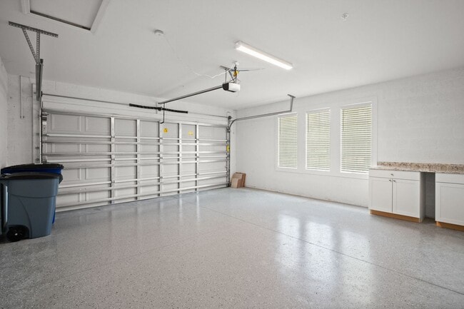 Building Photo - Stunning property, newer construction 3 sp...