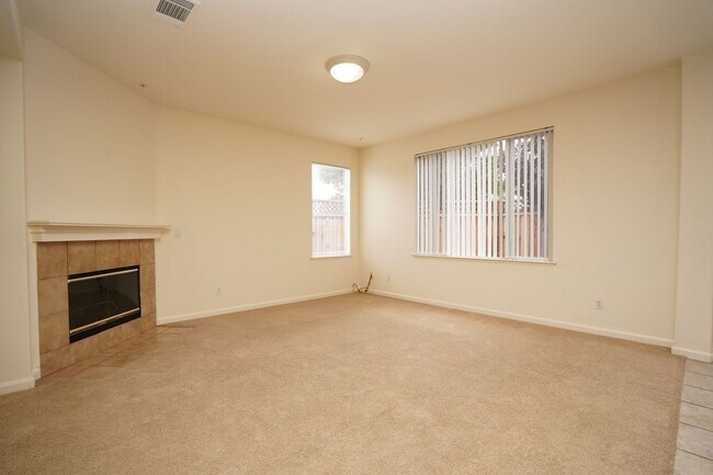 Building Photo - Spacious Home in Excellent Location!