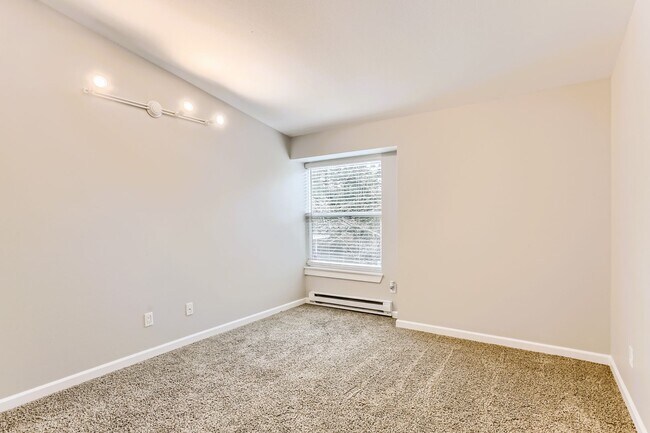 Building Photo - AVAILABLE AUGUST 1, 2026 >> Stunning 2BR/2BA Condo For Rent in Bellevue!! W/S/G Included!!!