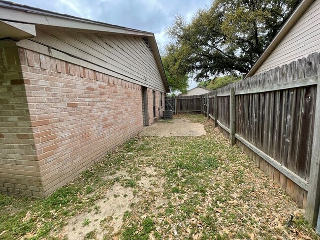 Building Photo - AUGUST PRE-LEASE!  Spacious 2 Bedroom 2 Ba...