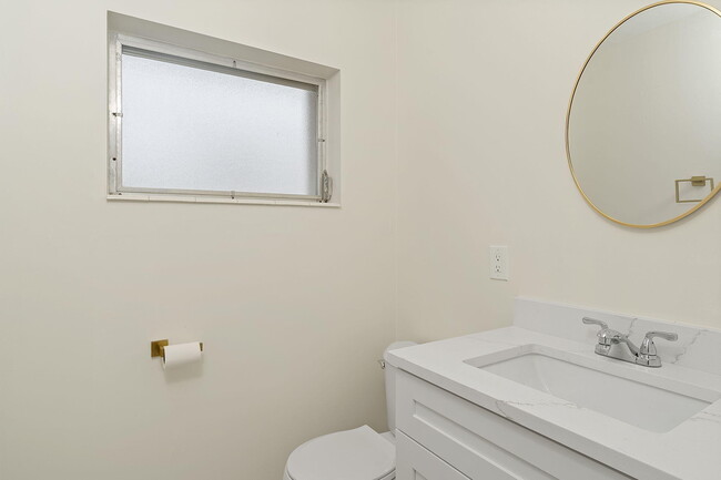 Building Photo - 2557 Dudley Dr W