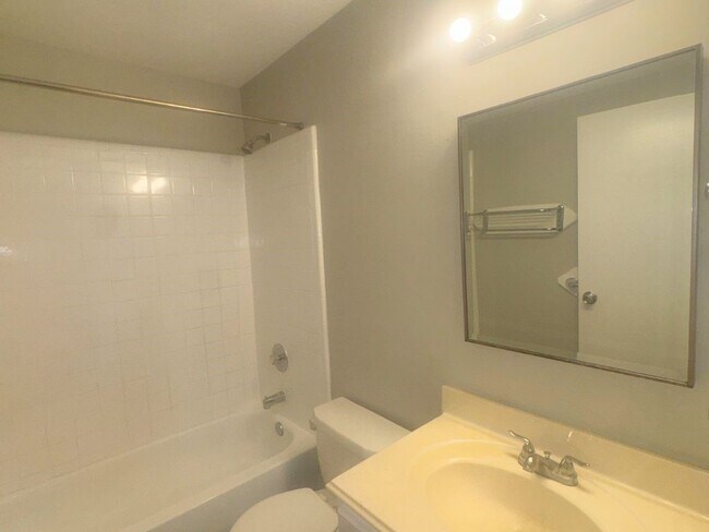 Building Photo - 2222 Riverford Dr