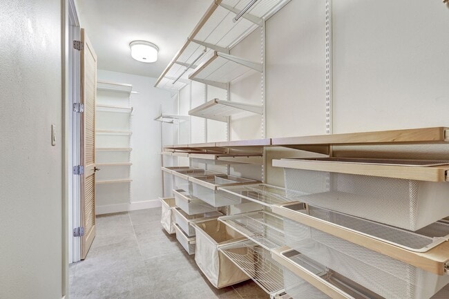 Building Photo - Gorgeous Contemporary 2/2 Condo in 78704