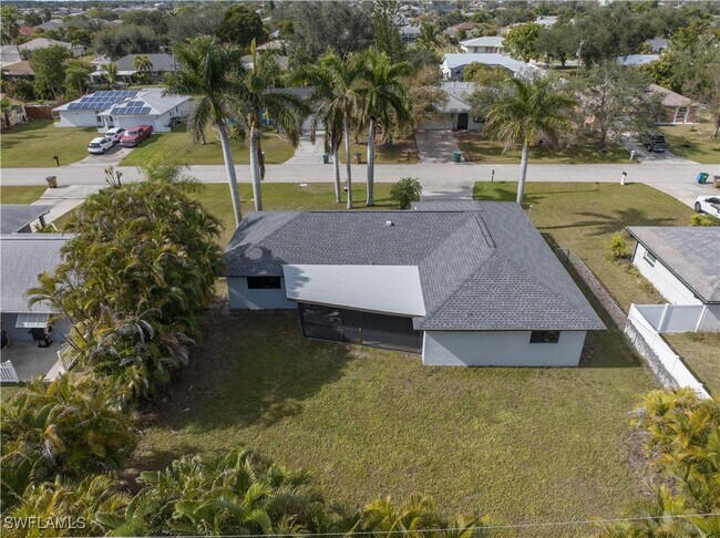 Building Photo - 709 SE 10th Pl