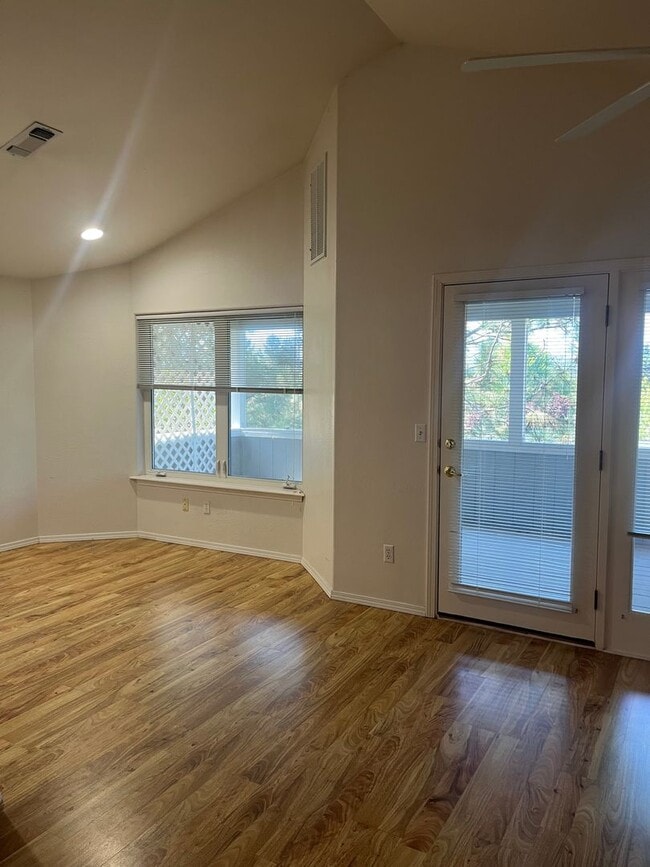 Building Photo - 2 Bedroom 2.5 Bath House