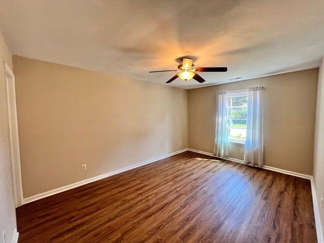 Building Photo - Updated brick ranch in REDWING