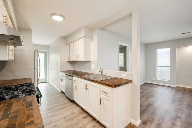 Building Photo - 915 Chisholm Cove