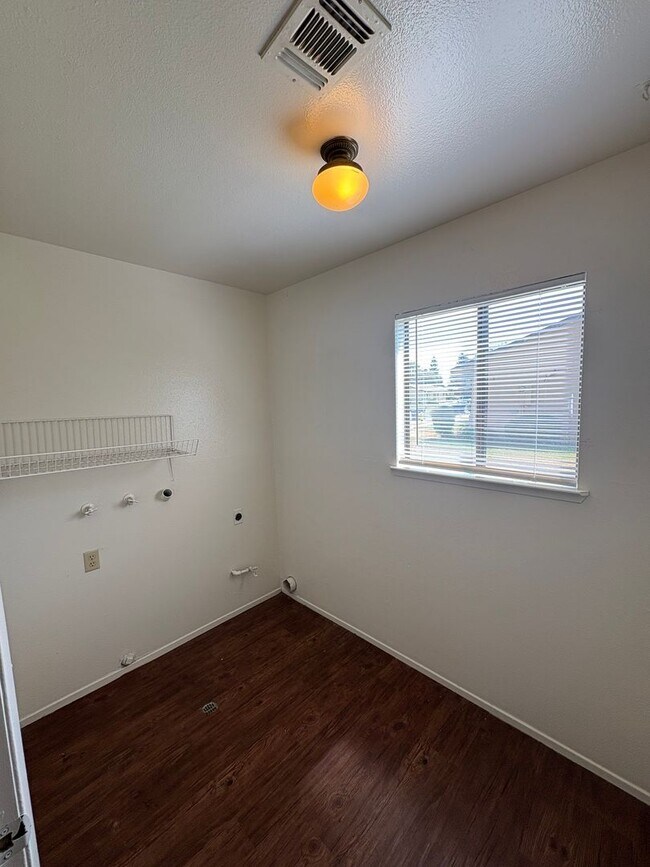 Building Photo - 3229