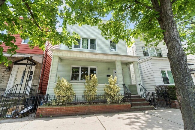 Primary Photo - 182 Avenue F