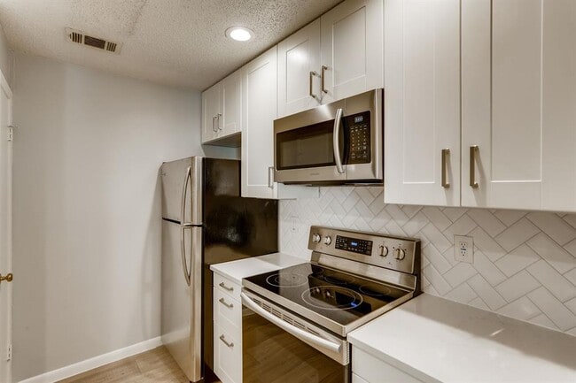 Building Photo - 114 E 31st St