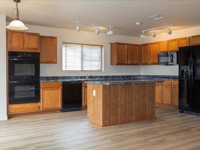Building Photo - 3 Bedroom 2 Bathroom with Den