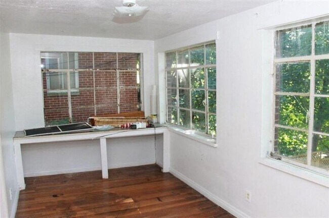 Building Photo - 1813 Brookline Ave