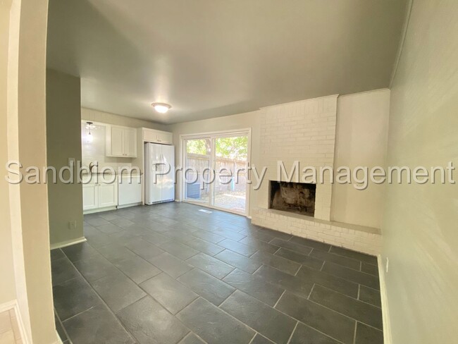 Building Photo - FOR LEASE | Midtown | 3 Bed, 2 Bath Duplex...