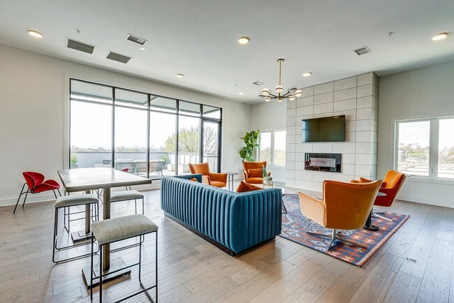 Building Photo - Stylish Updated Apartment Minutes from Downtown