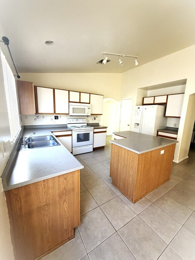 Building Photo - Cute 3-bedroom 2-bathroom home