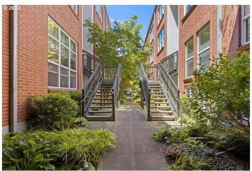 Beautiful courtyard - 1009 NW Hoyt St