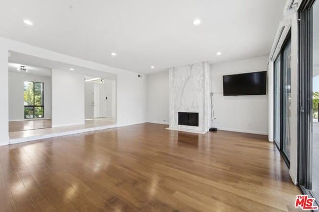 Building Photo - 3329 Dona Rosa Dr
