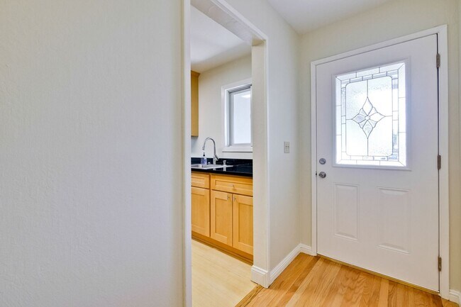 Building Photo - Beautiful Birdland Home on Quiet Cul-de-Sa...