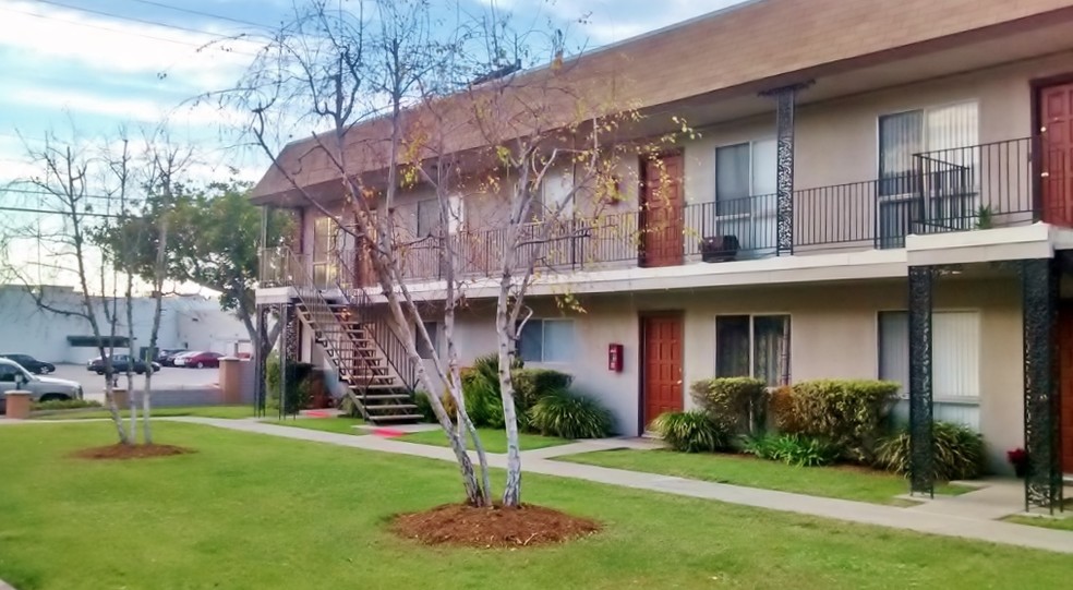 Courtyard - Sher Lane Apartments