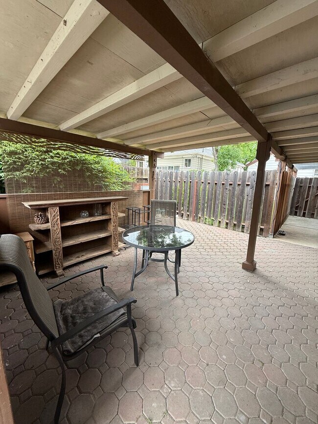 Building Photo - QUAINT ADU