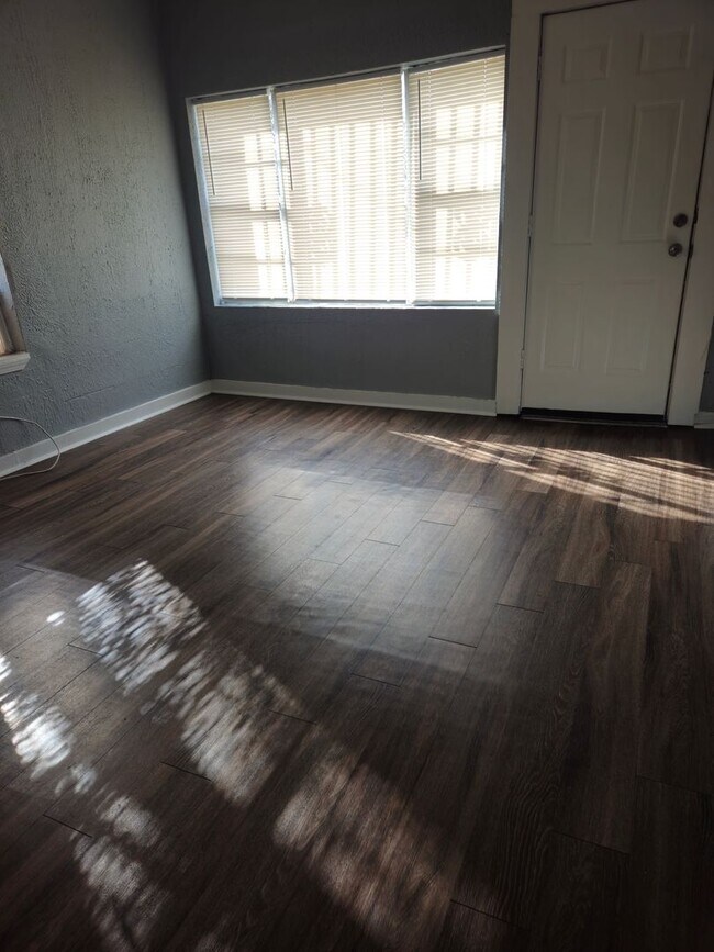 Building Photo - Available now! MOVE IN SPECIAL $200 OFF FIRST MONTHS RENT!! THIS PROPERTY IS SECTION 8 FRIENDLY!