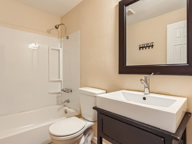 Building Photo - COMING IN MAY!!! Spacious 3 Bedroom 2.5 Ba...