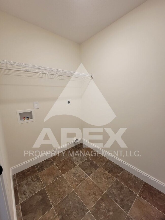 Building Photo - Beautiful  4 Bd 2.5 Ba Single Family home ...