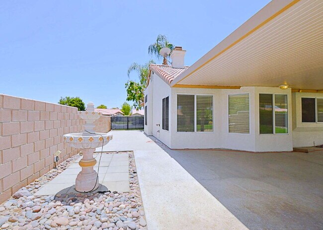 Building Photo - 3-Bedroom Home, Large backyard  & Pets Welcome