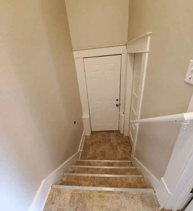 Building Photo - 2 Bedroom Home with Detached Garage, Fenced Yard + Pet Friendly!