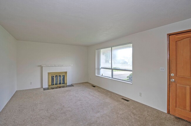 Building Photo - Spacious 4-Bedroom Home with Large Yard, Covered Patio & Garage in Lakewood