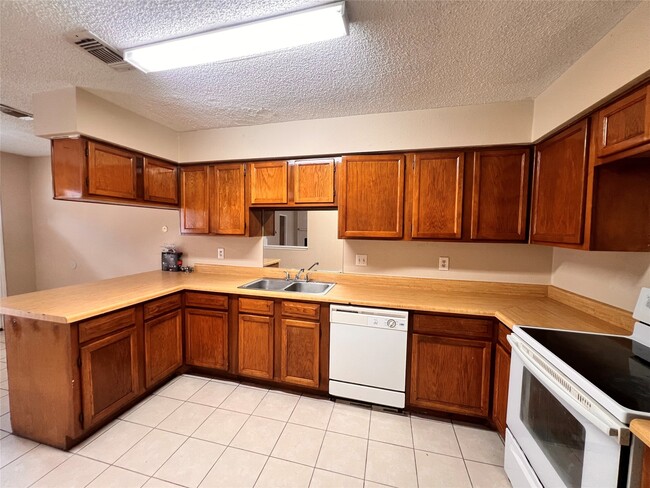 Building Photo - 6331 Pouter Dr