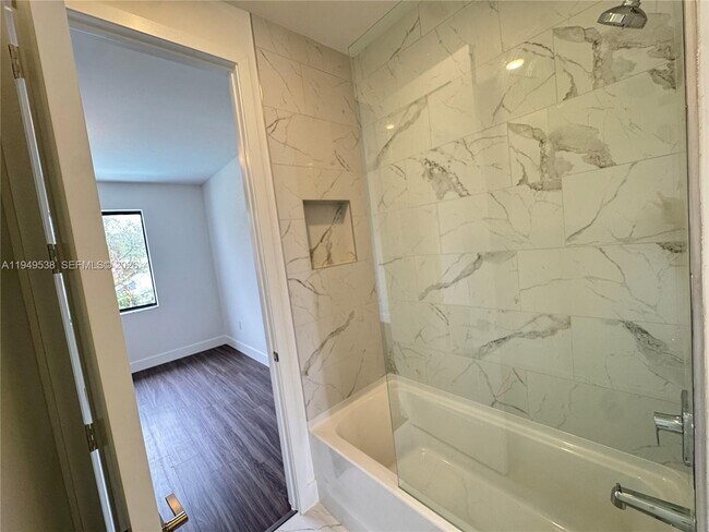 Building Photo - 19670 NE 14th Ct