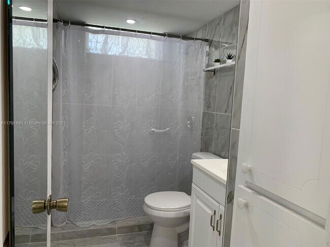 Building Photo - 2859 Leonard Dr