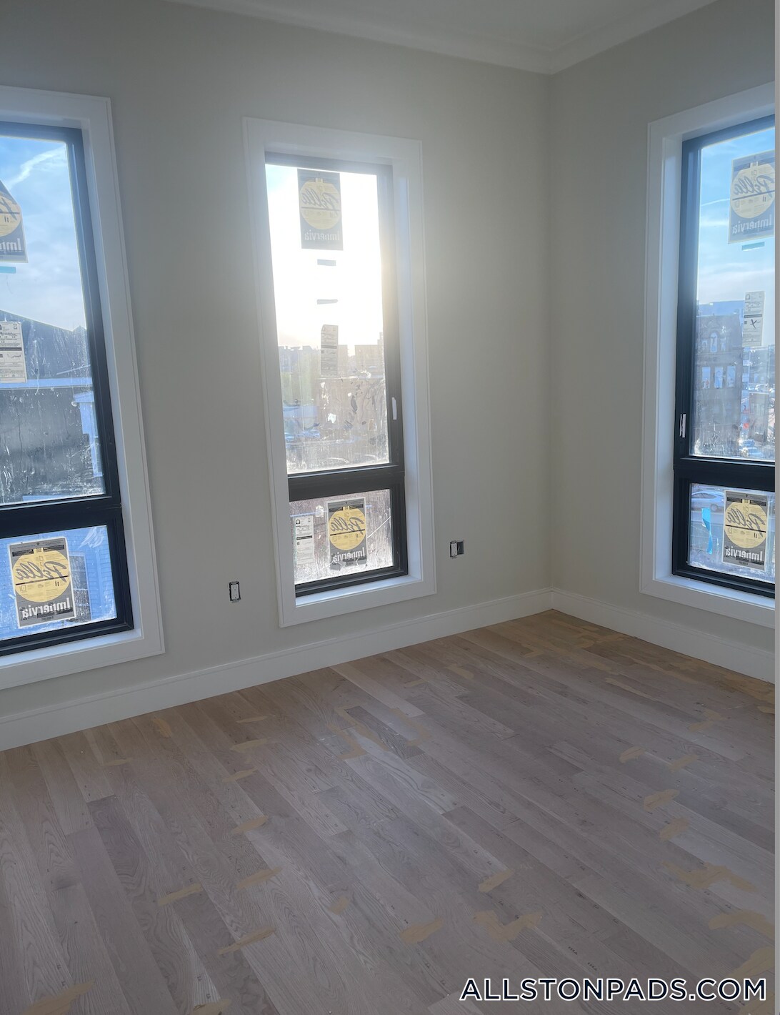 Building Photo - 16-18 Highgate (Roomate Rental) St.