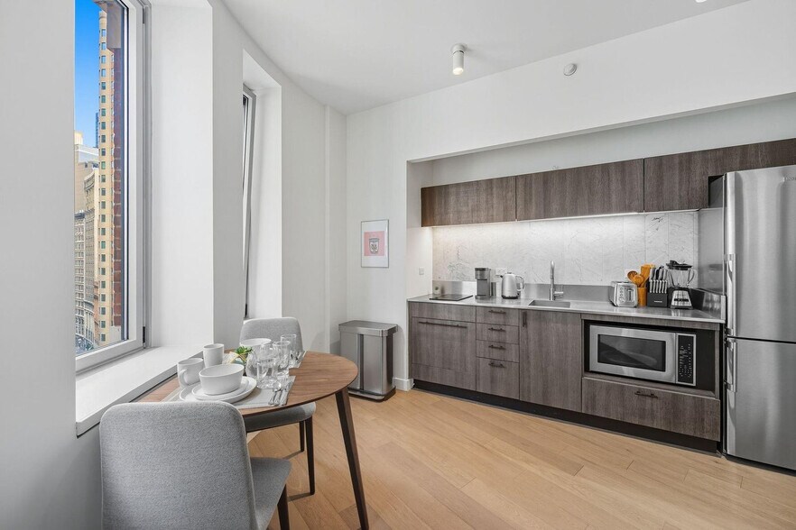 Building Photo - 84 William St