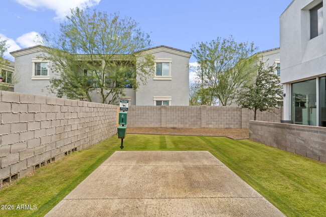 Building Photo - 1337 E Polk St