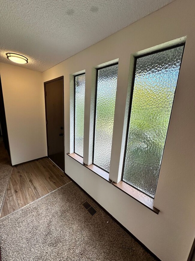 Building Photo - Beautiful well Maintained Duplex for rent