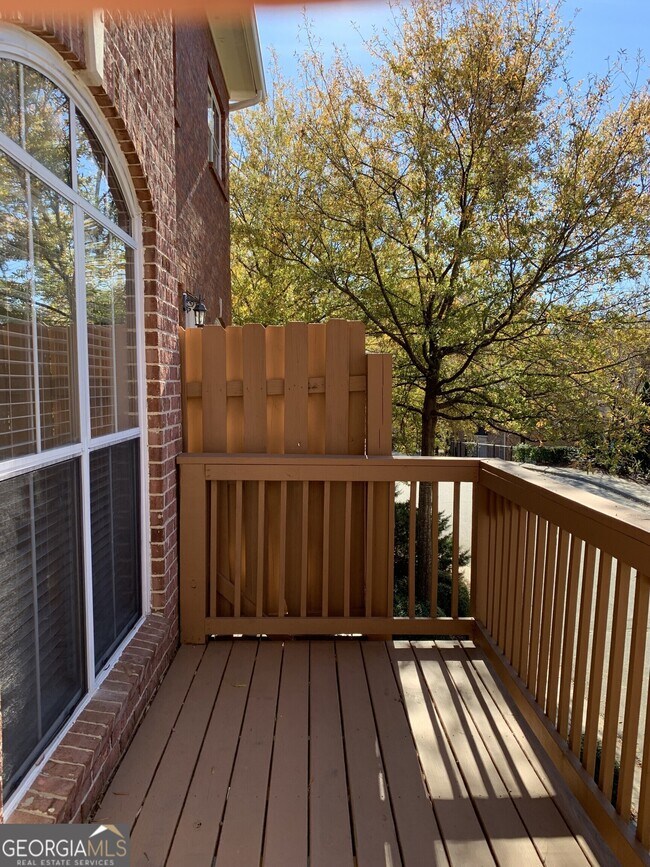 Building Photo - 5460 Glenridge View NE