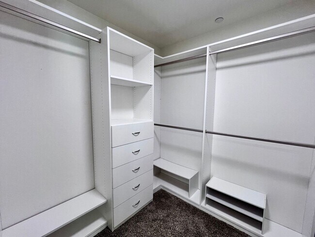 Building Photo - $2,195 DeWolf & Barstow, 3 Bedroom House - Clovis / Community Pool + Neighborhood Parks