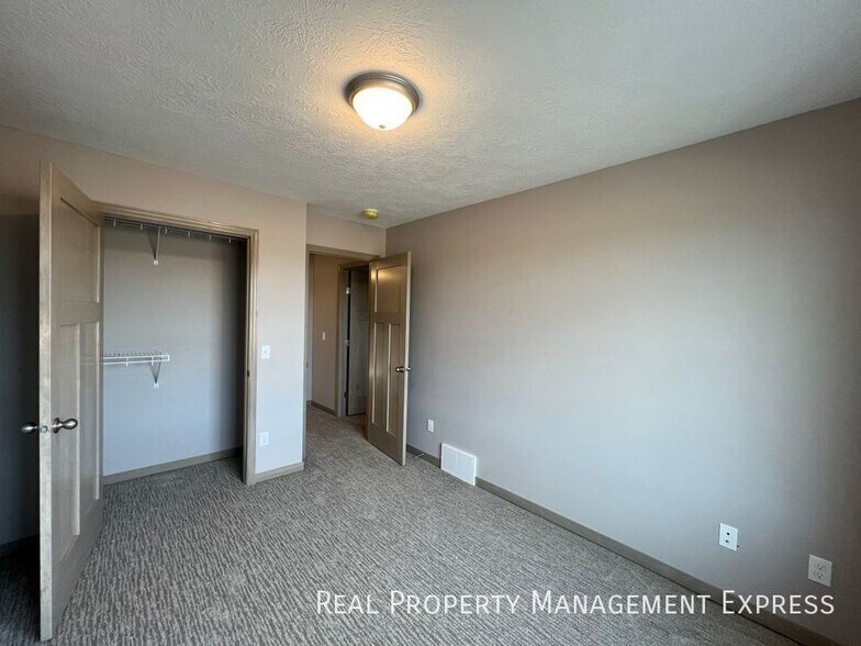 Building Photo - Modern 3 Bed 2 Bath Townhome in West Sioux Falls