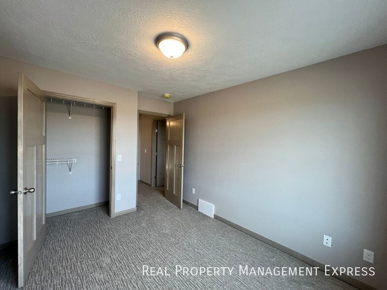 Building Photo - Modern 3 Bed 2 Bath Townhome in West Sioux...