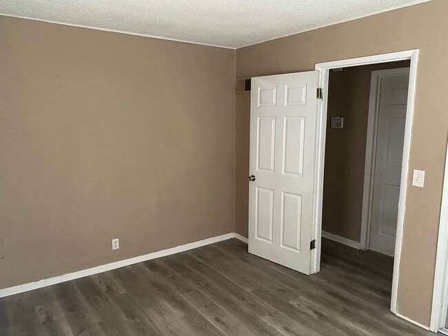 Building Photo - 10401 Richmond Ave